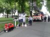 Straßenveranstaltung der Feuerwehr mit Feuerwehrlöschzug und Pumpe